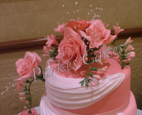 rose wed cake close (600 x 486)